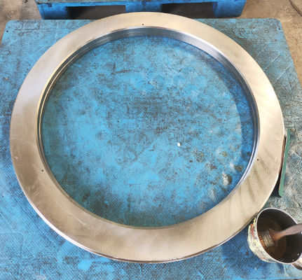 1台の列の開いた自動車は結合された円柱軸受を押し出した