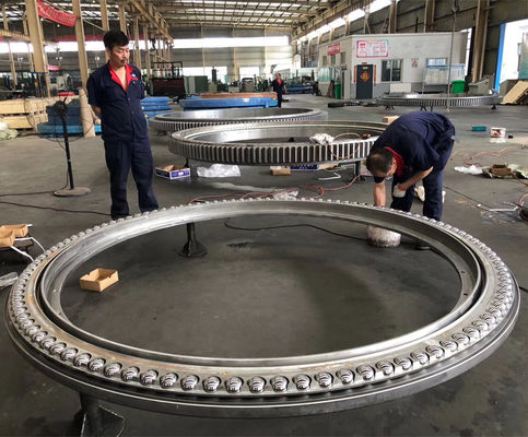三重の列のゴム製 シール42CrMo4Vは回転のリングおよびスタッカー軸受け工場を連動させた